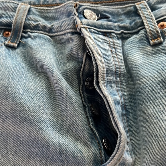 Levi’s Premium Wedgie Size 32 Distressed Light Wash Button Fly Jeans - Picture 7 of 8